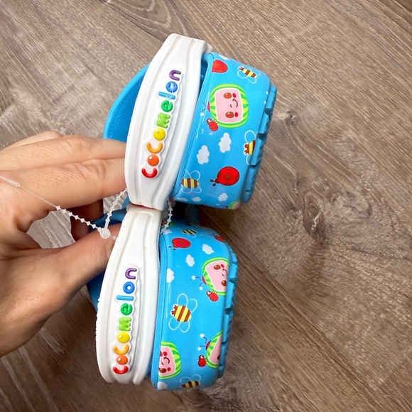 CROCS x Cocomelon Toddlers Classic Clogs Size 9 NWOB - Picture 4 of 8